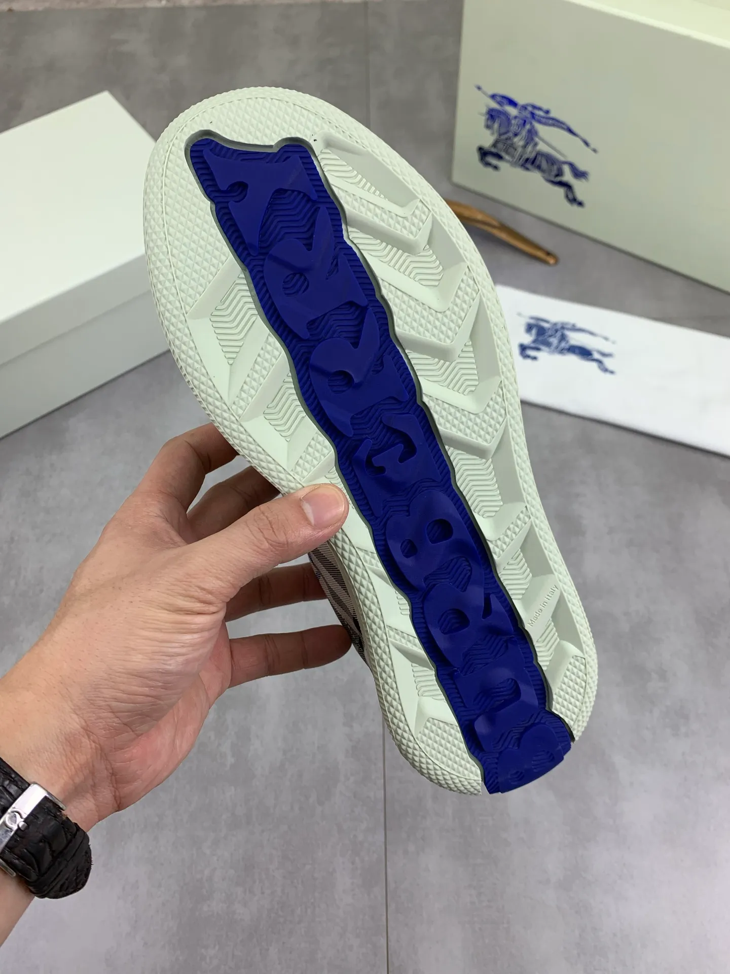 Factory price P580 [BURBERRY] Burberry - High-end quality original order - Upper: imported 🔝 original material - Lining: cowhide lining, feet; water-dyed cowhide - Outsole: ultra-light TPR rubber; two-color molded outsole - Super high quality control · Fine workmanship: highlighted (high-end, extravagance, grade) -Size: 38-46 (Male 38 46 can be customized) · Color: 4️⃣ colors available